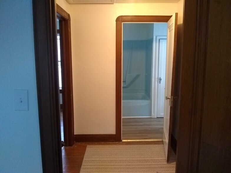 Landing at top of stairs - 2105 Eastlawn Pkwy