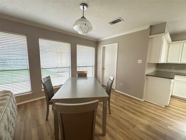 Building Photo - 2910 Colonial Dr