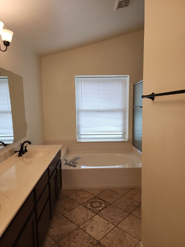 Building Photo - "Spacious 4-Bedroom Glendale Gem with Granite Elegance - 2018 Sq Ft of Comfort!"