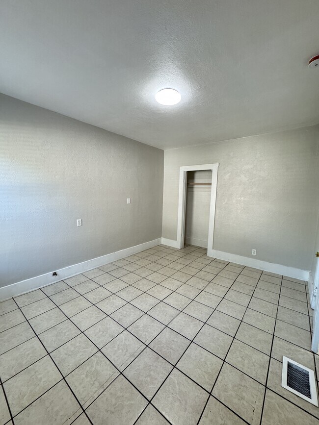 Building Photo - 4262 Greenwood Ave