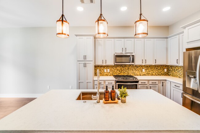 Building Photo - SouthEnd Luxury + Included Utilities (Gas,...