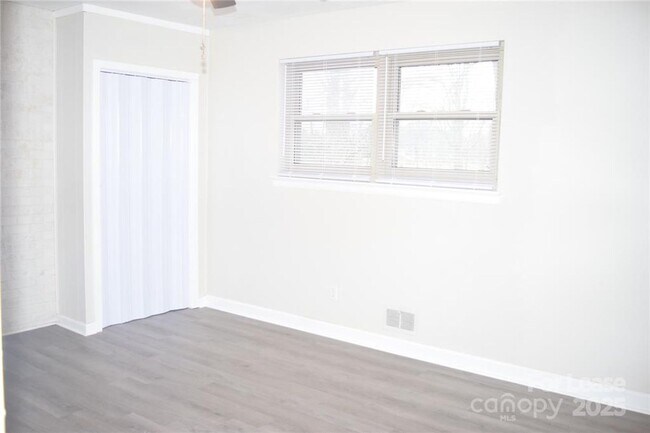 Building Photo - Charming 3 Bed 2 Bath Brick Home with Reno...