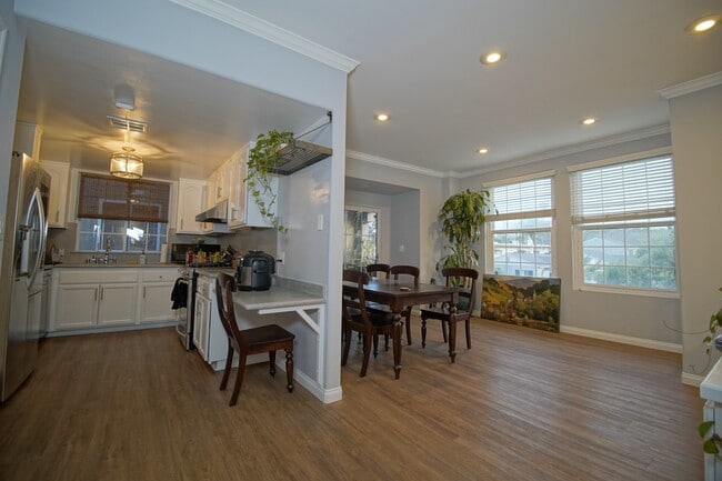 Building Photo - 10929 Landale St