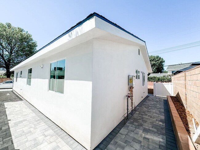 Building Photo - 9637 Corbin Ave