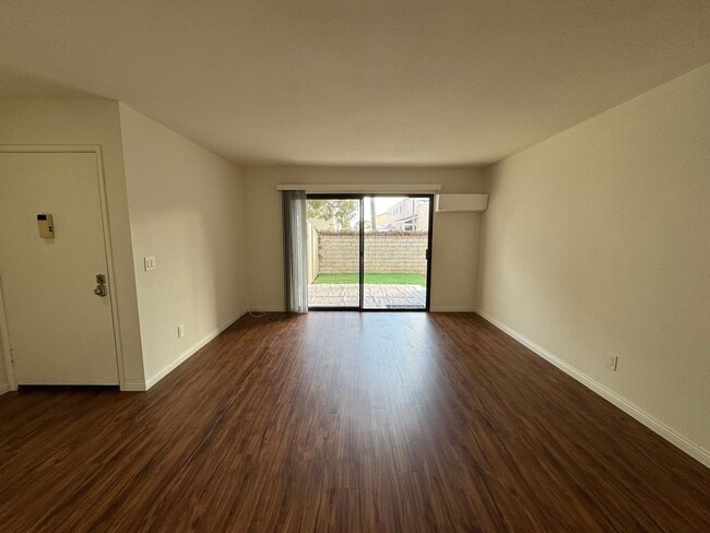 Building Photo - 1Bd/1Ba Condo in Gated Huntington Beach Co...