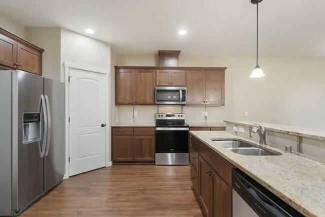 Building Photo - Beautiful Home-Great Location!
