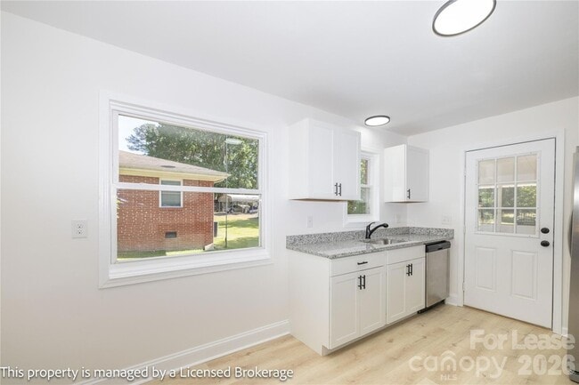 Building Photo - 409 Eastover Ave