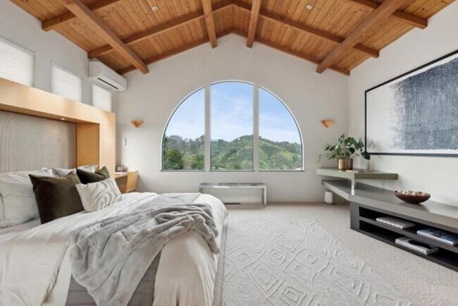 Building Photo - Luxury Living Above The Bay -- Iconic views!