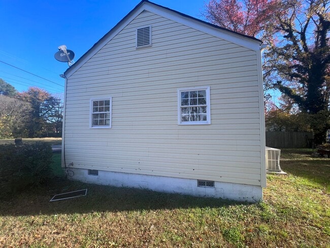 Building Photo - CHESAPEAKE - CUTE RENOVATED 3 BEDROOM COTTAGE