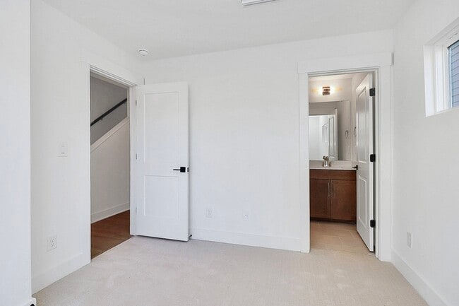 Building Photo - 5027 Duchess Dr