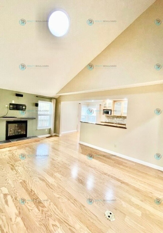 Building Photo - Beautiful- 4 Bedroom, 3 Bath, 3 Car Garage, NW Reno!