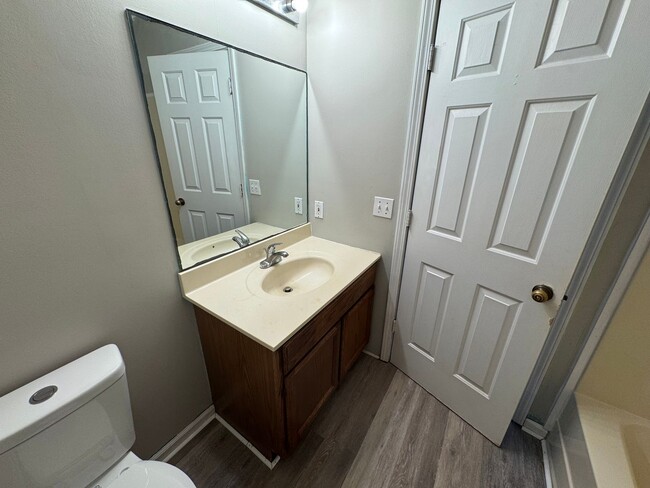 Building Photo - Townhouse in Murray