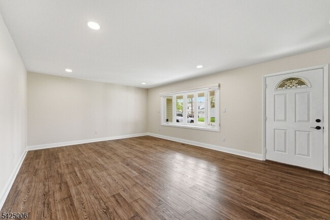 Building Photo - 3 Cypress Rd