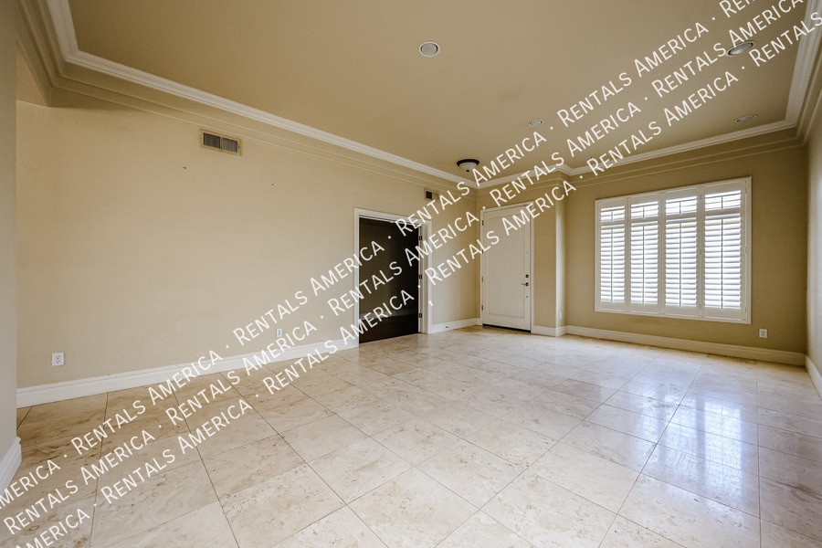 Building Photo - 2211 W Olive Way