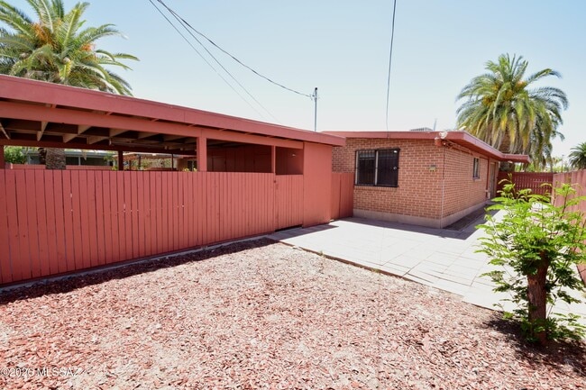 Building Photo - 3156 N Vista Del Forte Dr