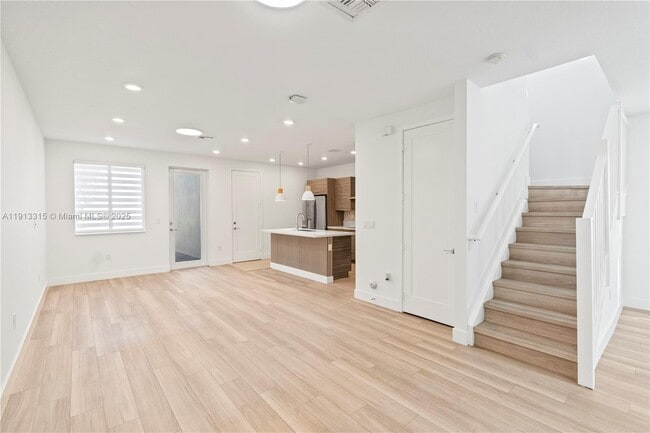 Building Photo - 10441 NW 66th St