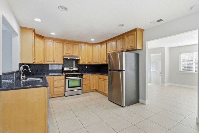 Building Photo - Stylish and Spacious Milpitas Home with Large Deck and Backyard