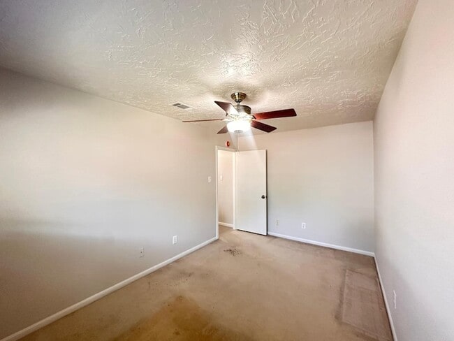 Building Photo - 219 Kings Ct