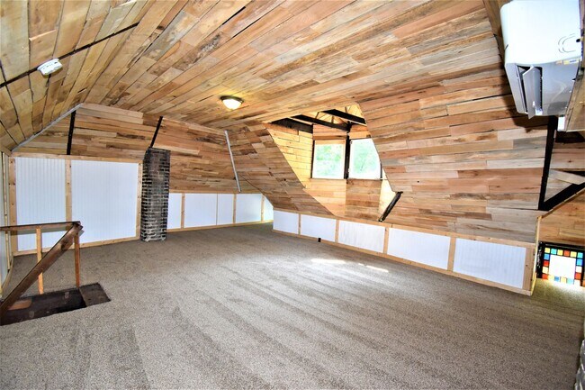 Building Photo - 123 Marion St