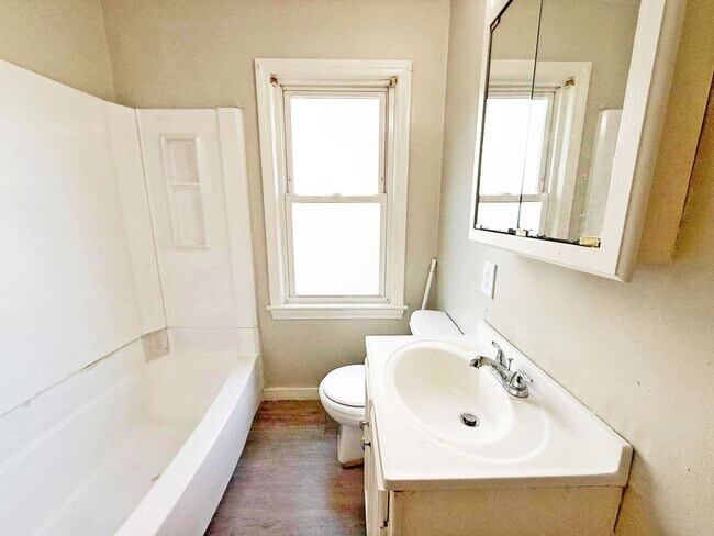 Building Photo - 3 BED 1 BATH BEAUTIFUL SINGLE FAMILY HOME