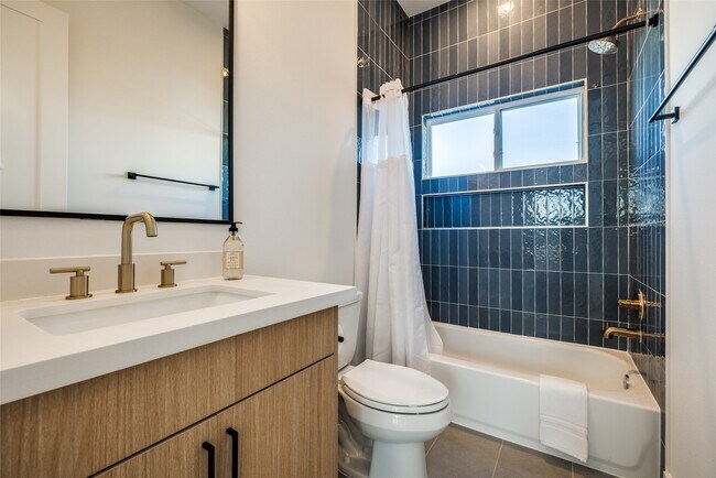 Building Photo - 412 N Nagle St