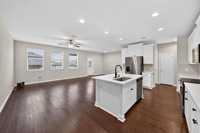 Building Photo - 161 Flexus Ln