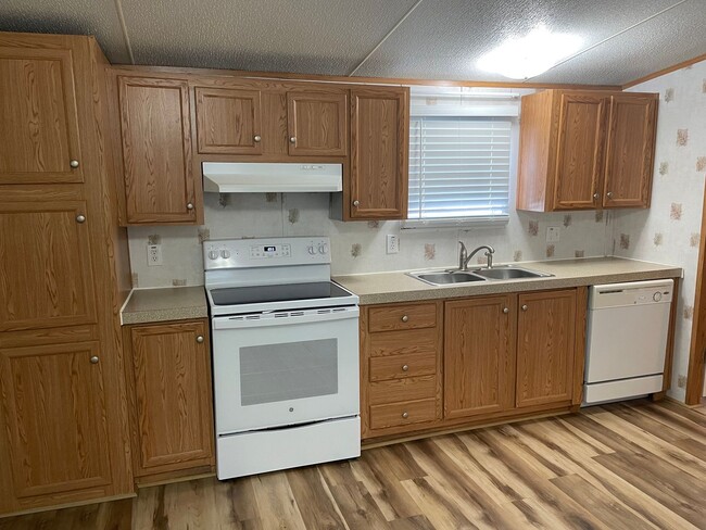 Building Photo - 809 Magnolia Dr