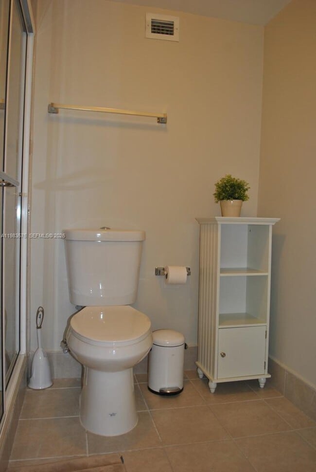 Building Photo - 6039 Collins Ave