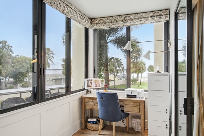 Building Photo - 150 SE Four Winds Dr