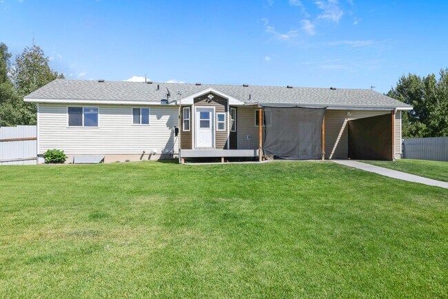 Building Photo - 5 Bed 3 Bath Home in Rigby