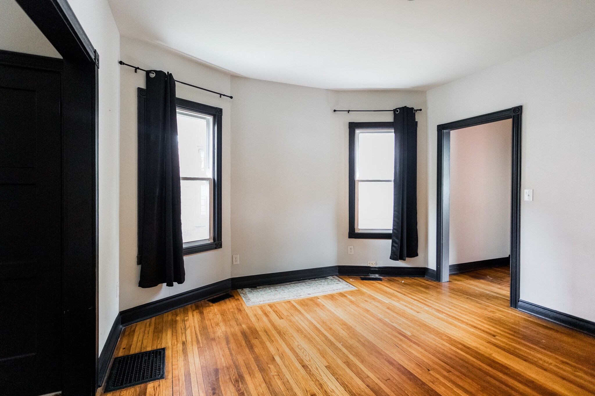 Building Photo - 4731 Trumbull St