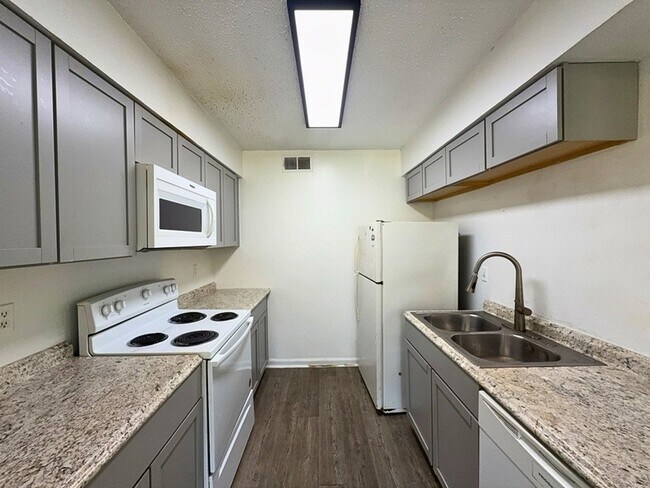 Building Photo - 2613 Amherst Ct