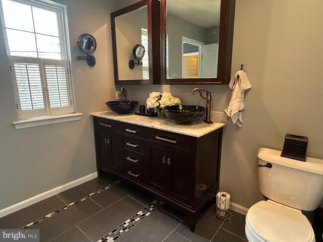 Building Photo - 445 Fort Hill Cir