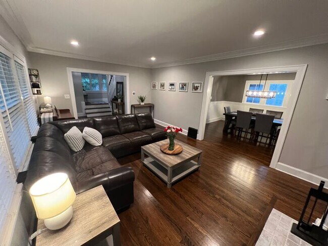 Building Photo - 616 W 63rd St