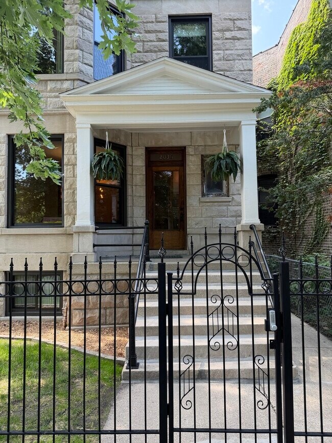 Building Photo - 2036 N Sawyer Ave