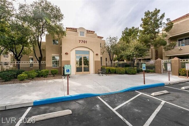 Building Photo - Beautiful Condo in a sought-after Gated Summerlin Community!