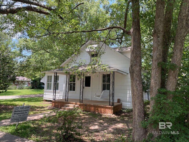 Building Photo - 216 W Rose Ave