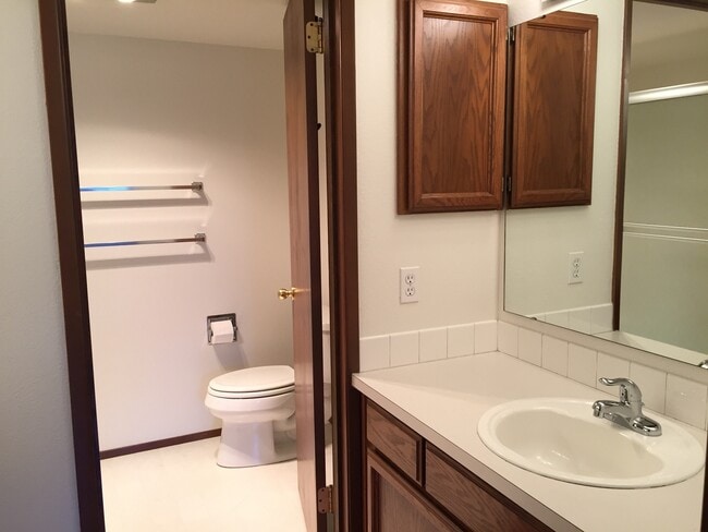 Building Photo - Downtown Edmonds Condo Rare 1 bed/1.5 bath...