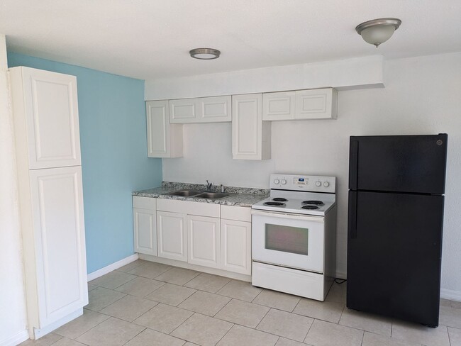 Building Photo - Great 1st FL Starter Rental, with Water/Sewer