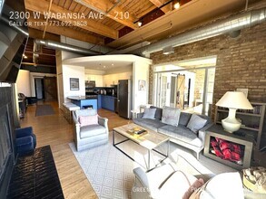 Building Photo - Bucktown, Beautiful, South-Facing Loft, 2 ...