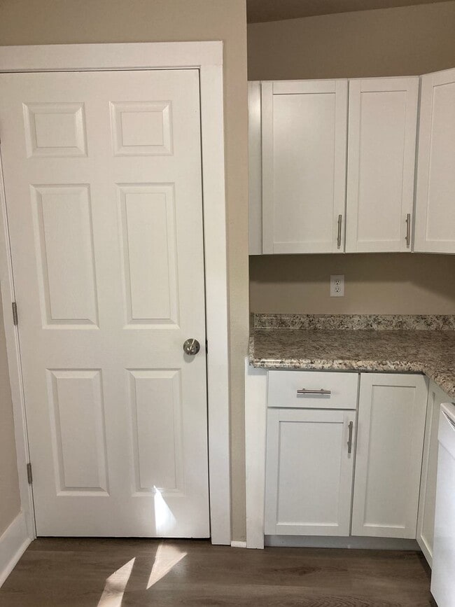 Building Photo - 1 Bedroom Fully Remodeled
