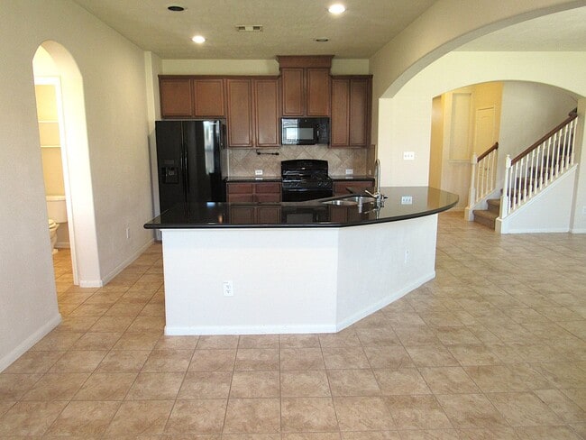 Building Photo - Spacious, Modern and Conveniently Located ...