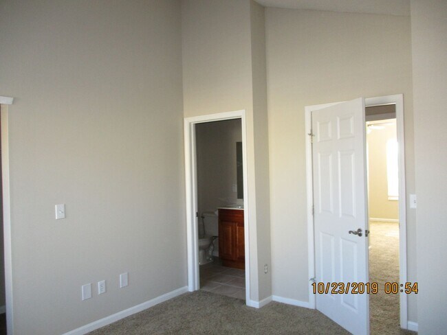 Building Photo - Traditions at Powell