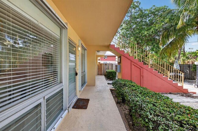 Building Photo - 2624 NE 30th Pl