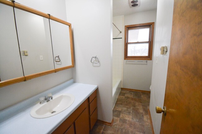 Building Photo - For Rent – Stunning 3-Bed, 2.5-Bath Countr...