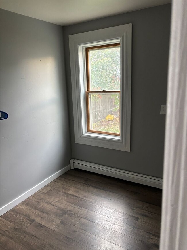 Building Photo - 2 bedroom house with garage