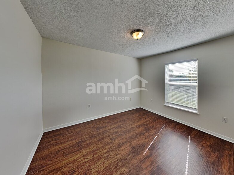 Building Photo - 7378 High Bluff Rd N