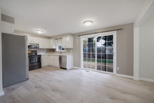 Building Photo - Living & Family Room! Freshly updated!