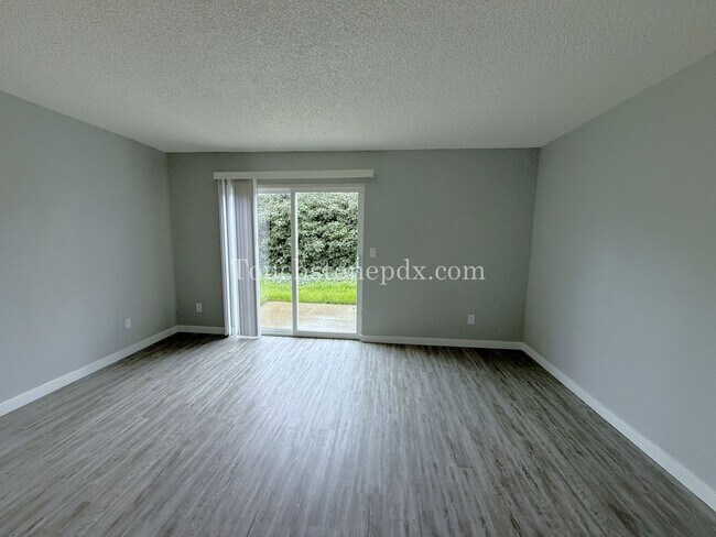 Building Photo - Newly Renovated 2-bedroom Apartment in Skylark Apartments