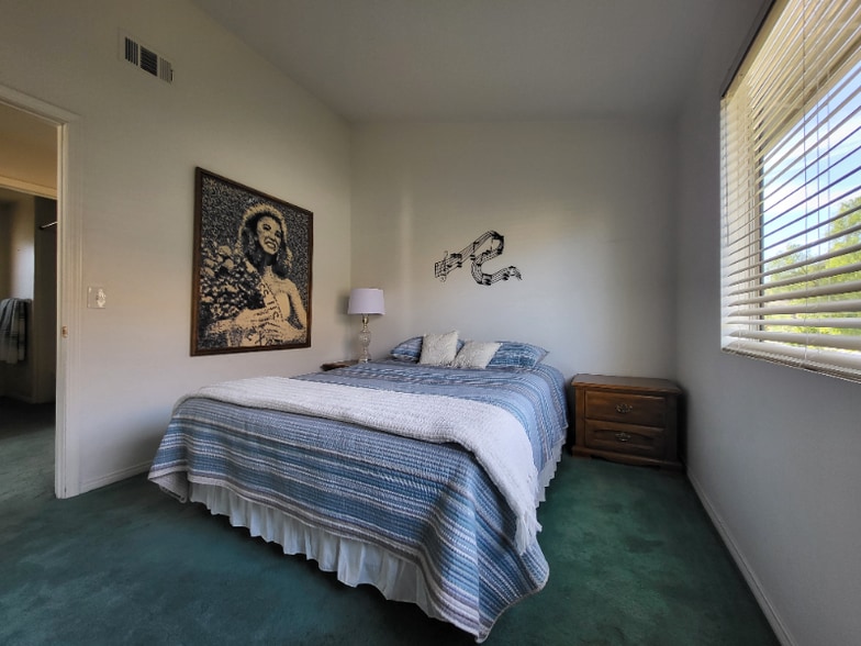 Building Photo - 21714 Agajanian Ln